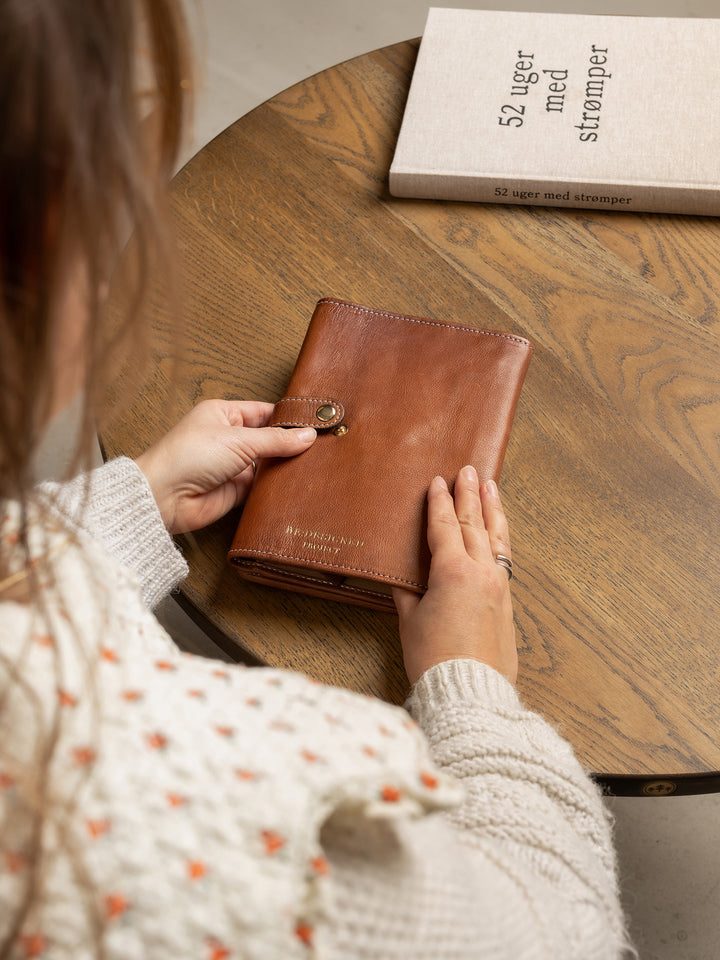 PROJECT Project 7 Needle Case Walnut/Gold