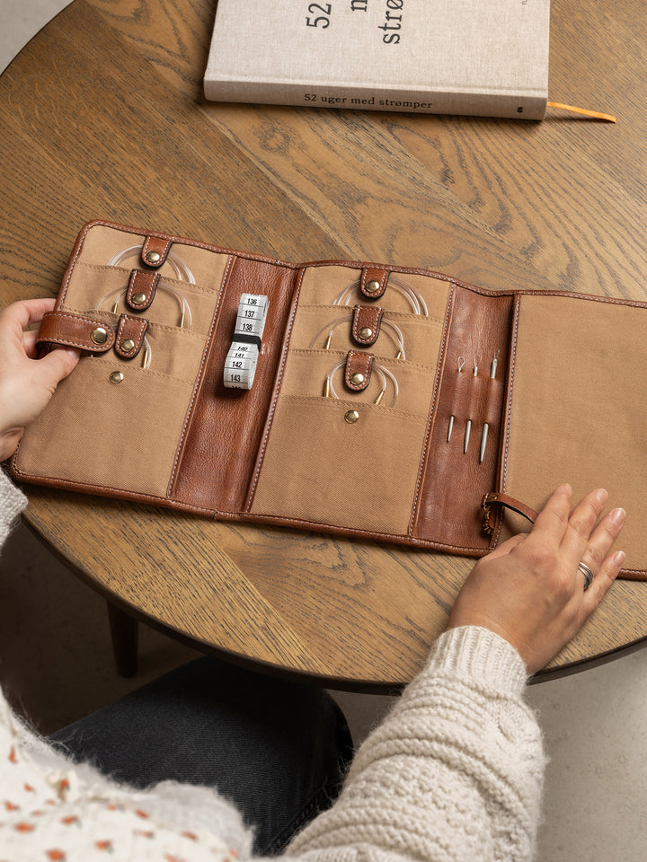 PROJECT Project 7 Needle Case Walnut/Gold